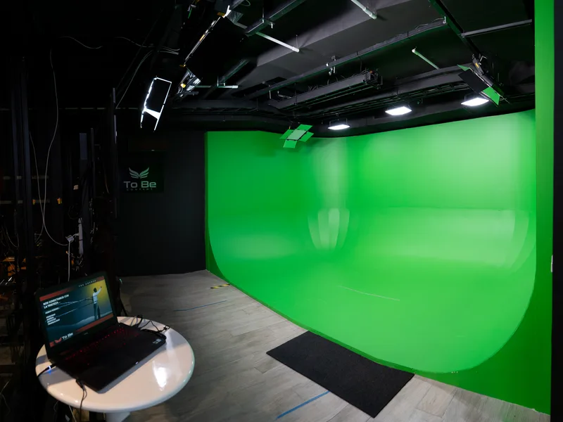 El estudio de grabación real de Lead Virtual, con el fondo verde vacío